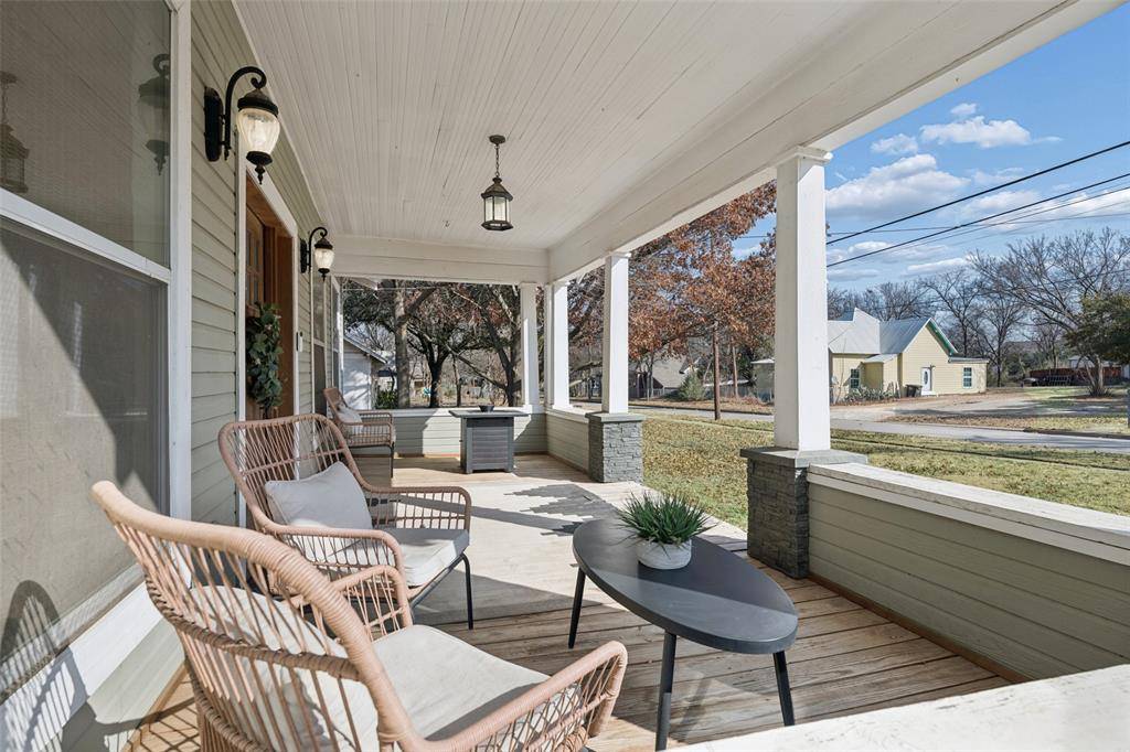 318 W Willingham Street, Cleburne, TX 76033