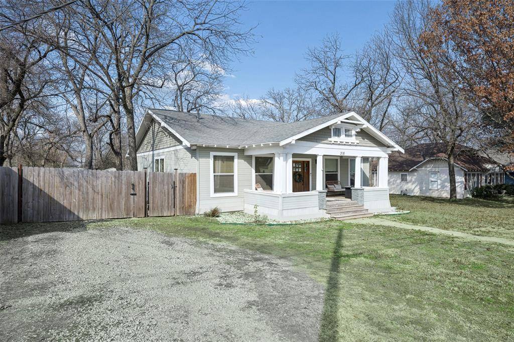 318 W Willingham Street, Cleburne, TX 76033