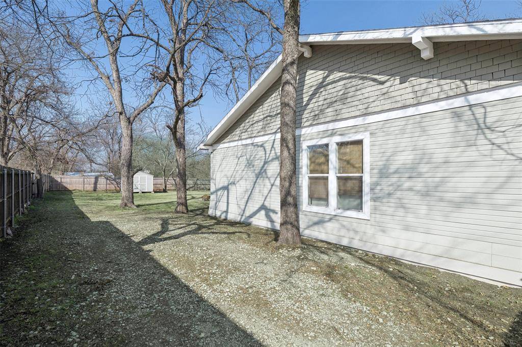 318 W Willingham Street, Cleburne, TX 76033