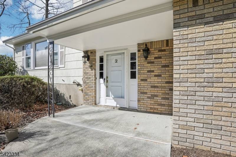 2 Eisenhower Rd, Closter Boro, NJ 07624