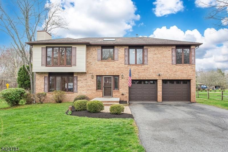 1 Old Timbers Ct, Roxbury Twp., NJ 07847