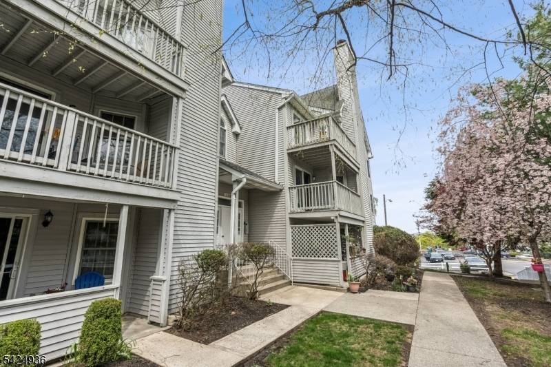 8 Quartz Ln, Paterson City, NJ 07501