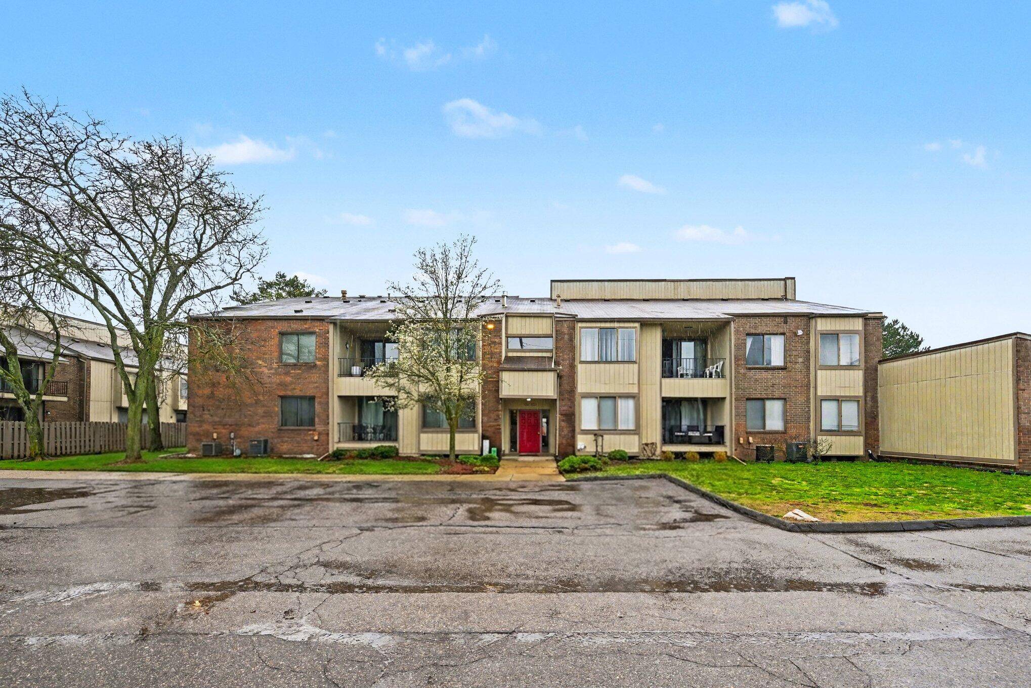 7408 Vassar DR S #B, West Bloomfield Twp, MI 48322