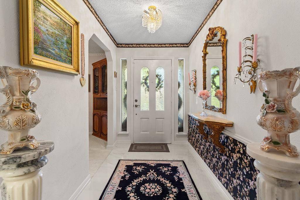 109 Oak Forest Trail, Euless, TX 76039