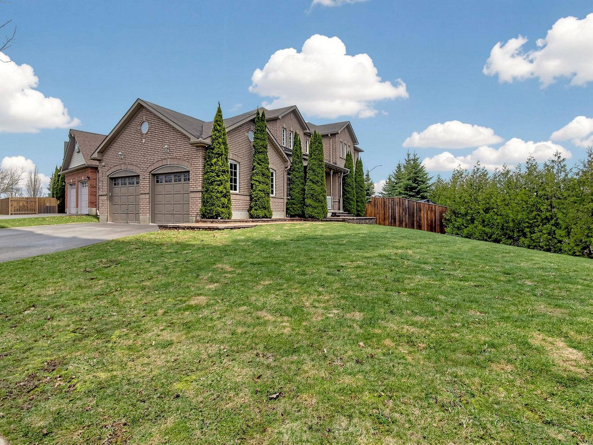 2 Don Morris CT, Clarington, ON L1C 5P7