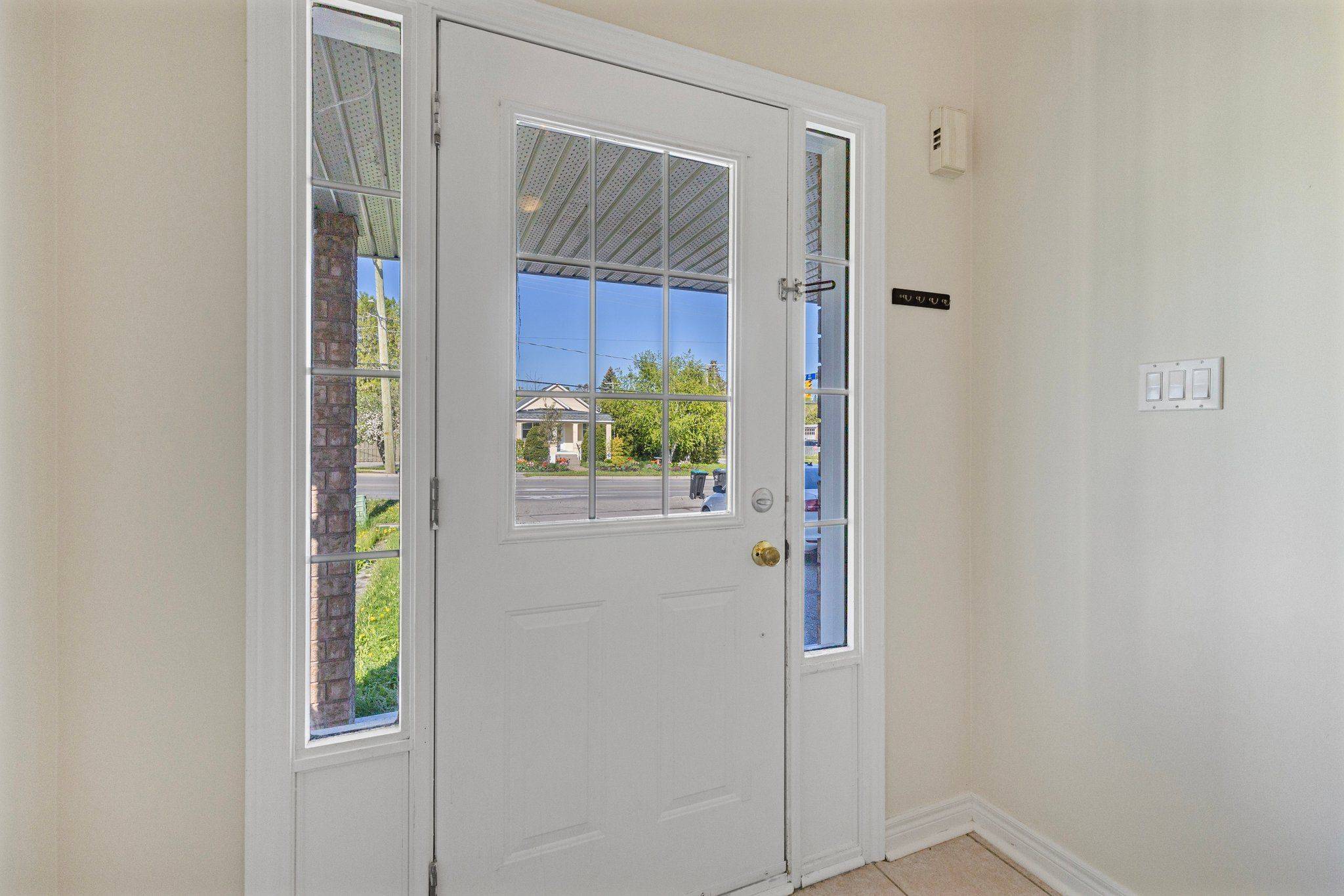 173 Simcoe RD, Bradford West Gwillimbury, ON L3Z 1Y3