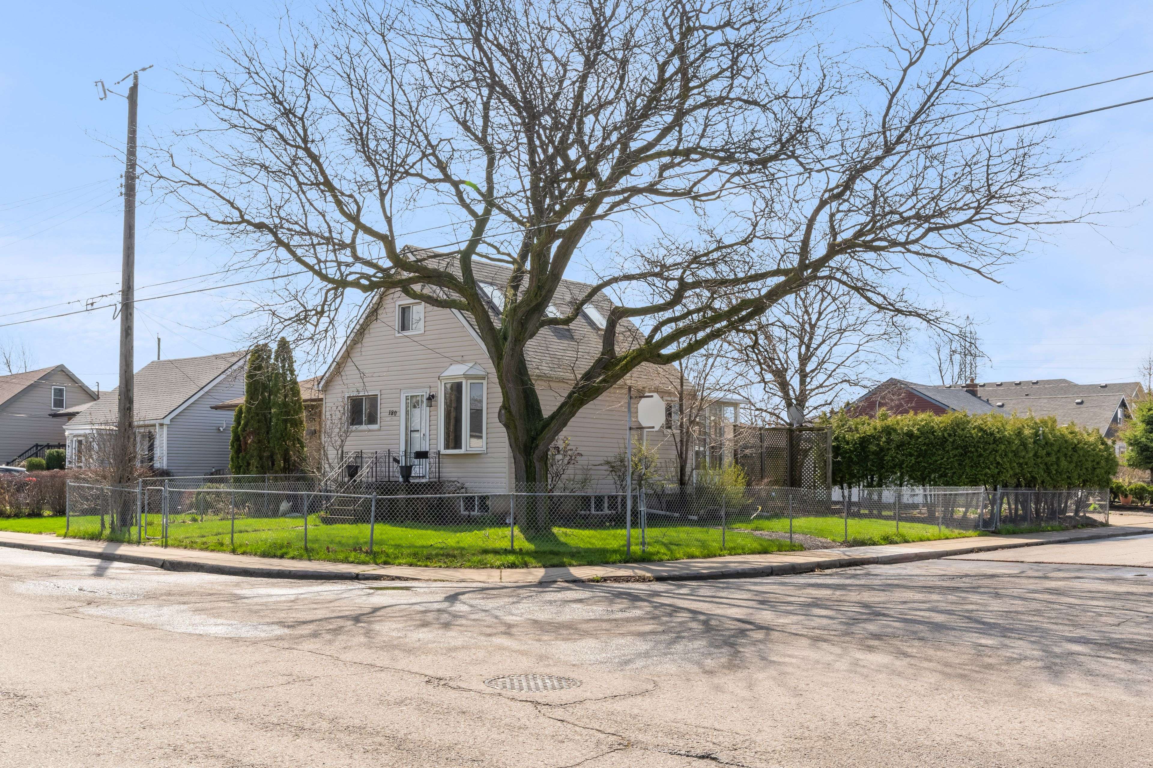 180 Mead AVE, Hamilton, ON L8H 3V1