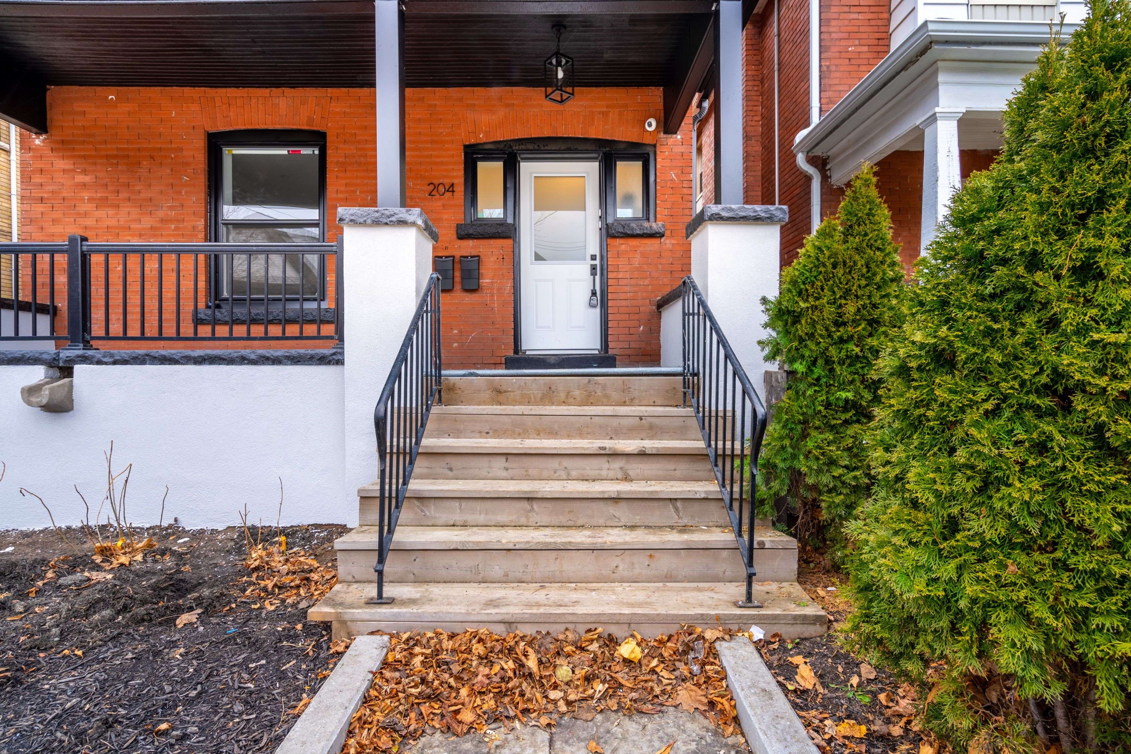 204 Balsam AVE, Hamilton, ON L8M 3B8