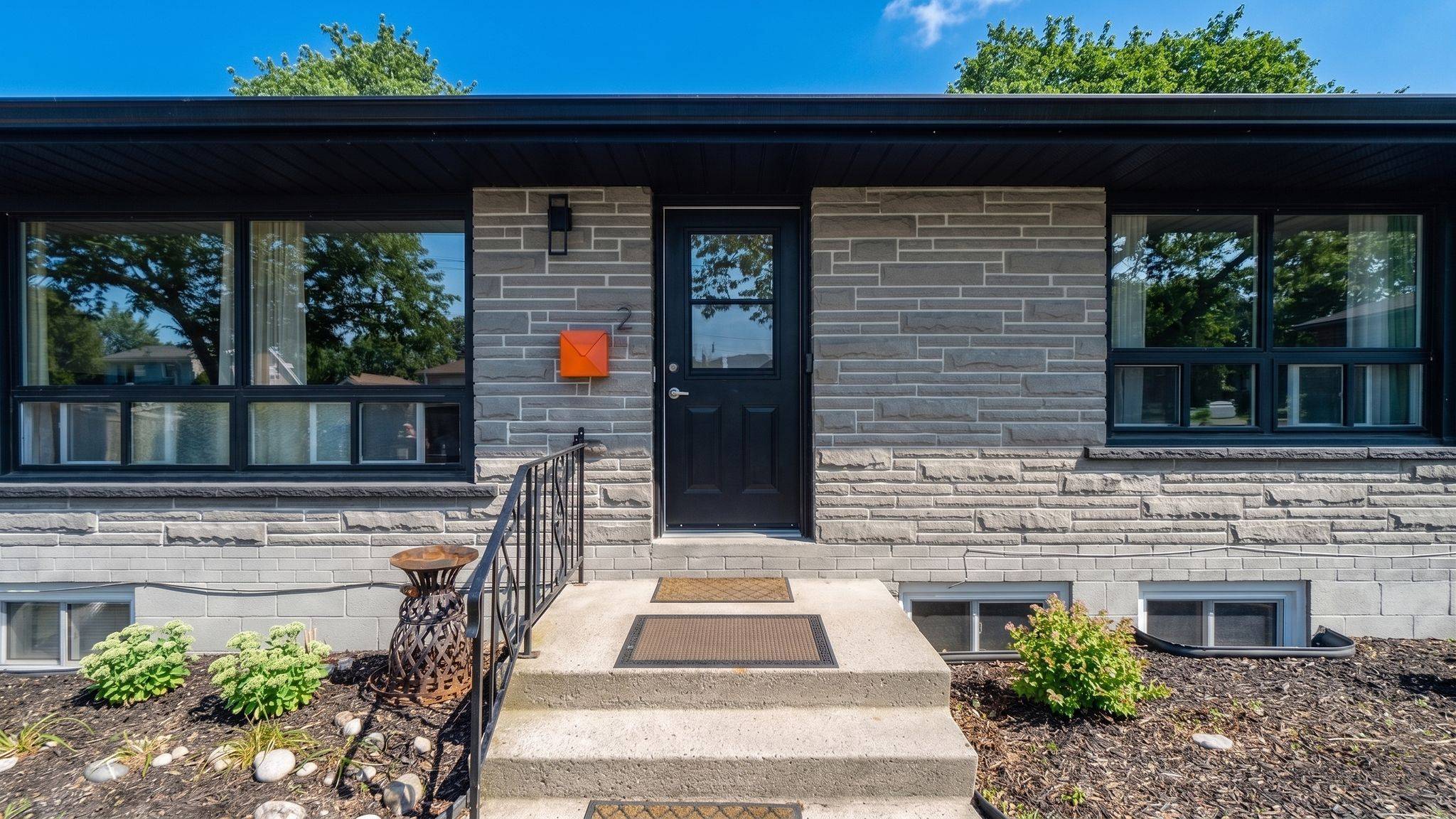 402 Elizabeth ST #2, Grimsby, ON L3M 3K8