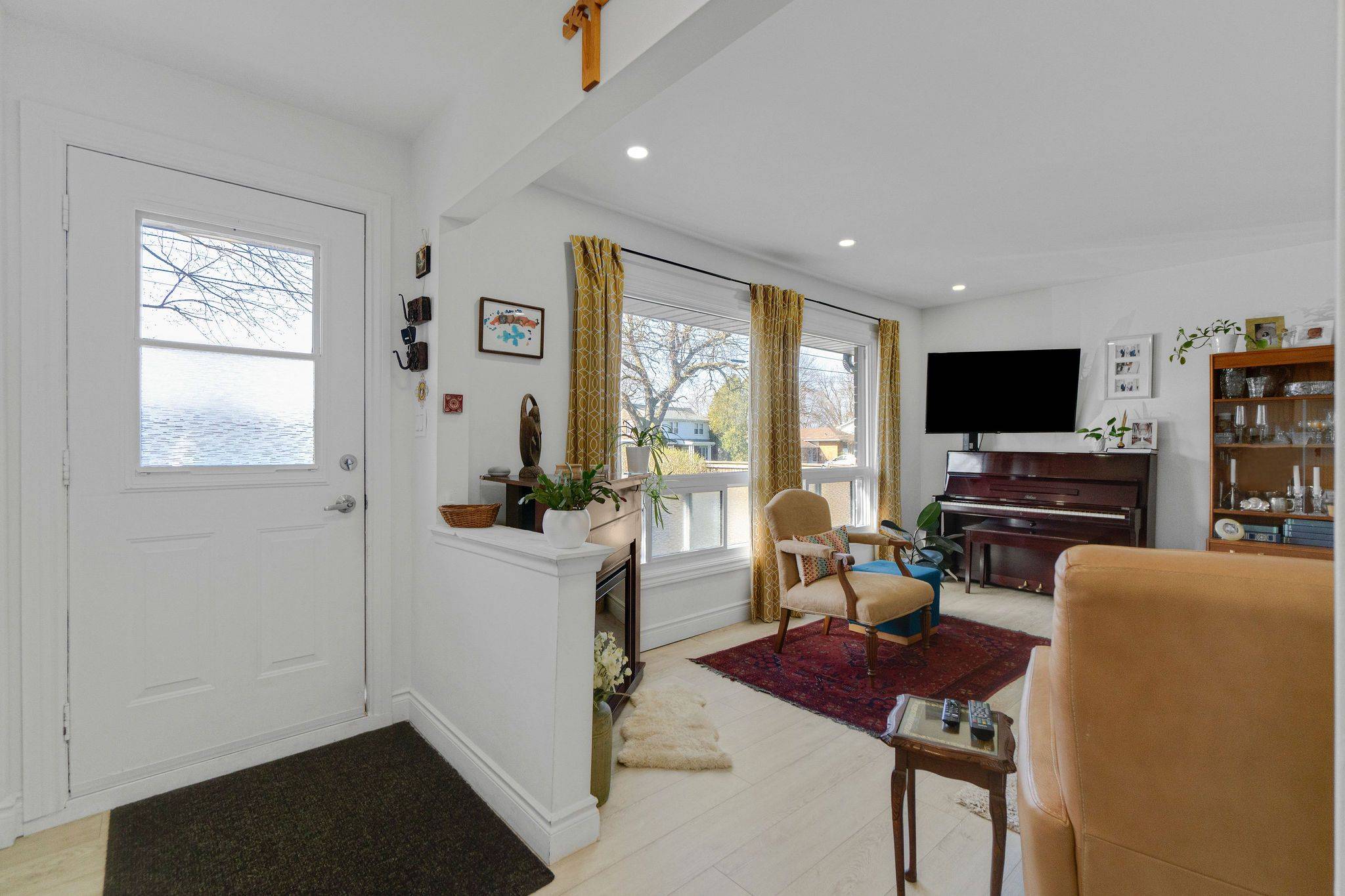 402 Elizabeth ST #2, Grimsby, ON L3M 3K8