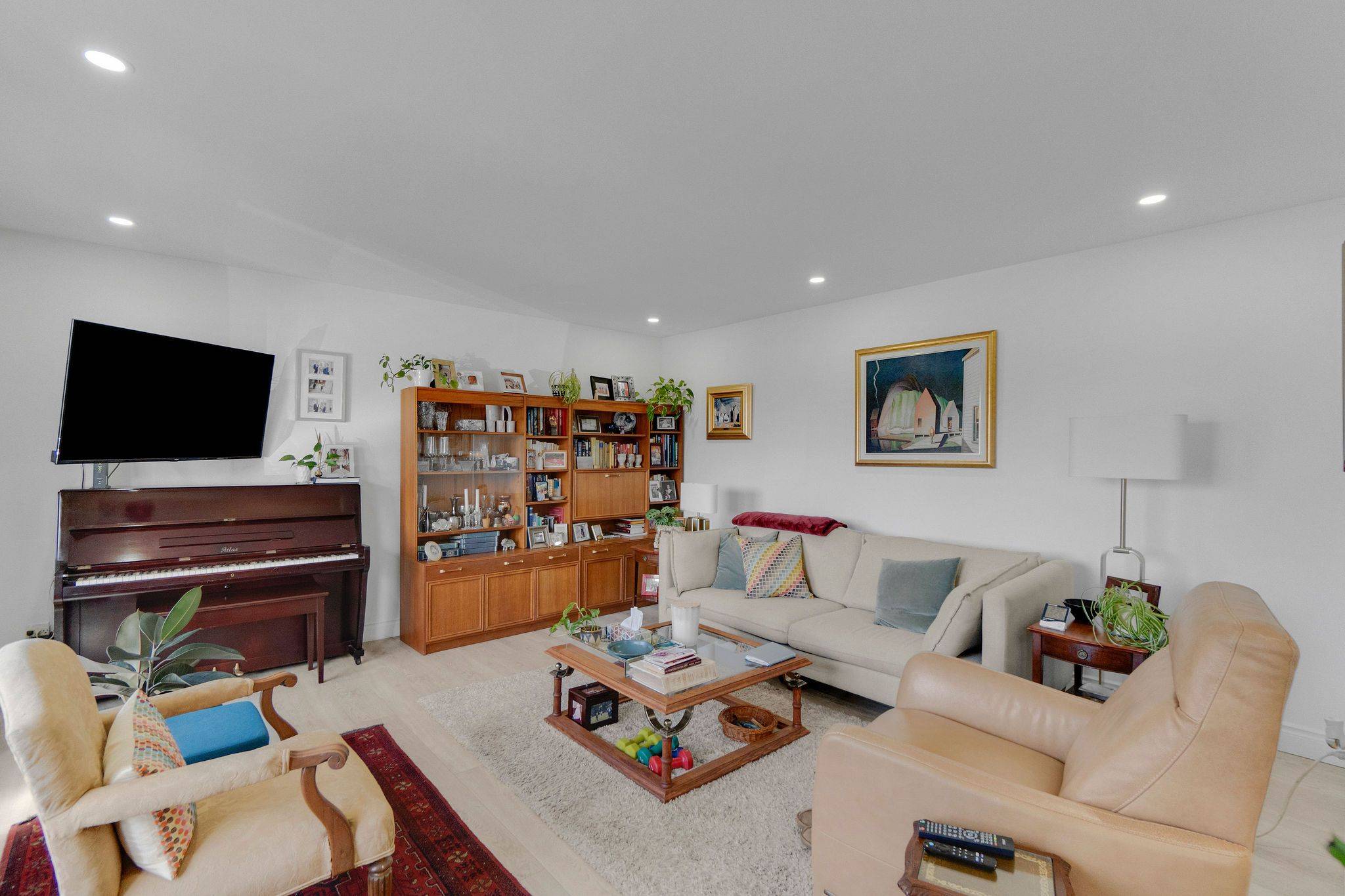 402 Elizabeth ST #2, Grimsby, ON L3M 3K8