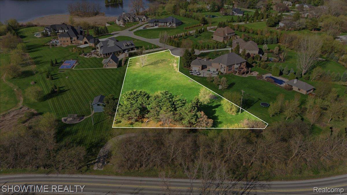 69225 Lake Point CT, Bruce Township, MI 48065