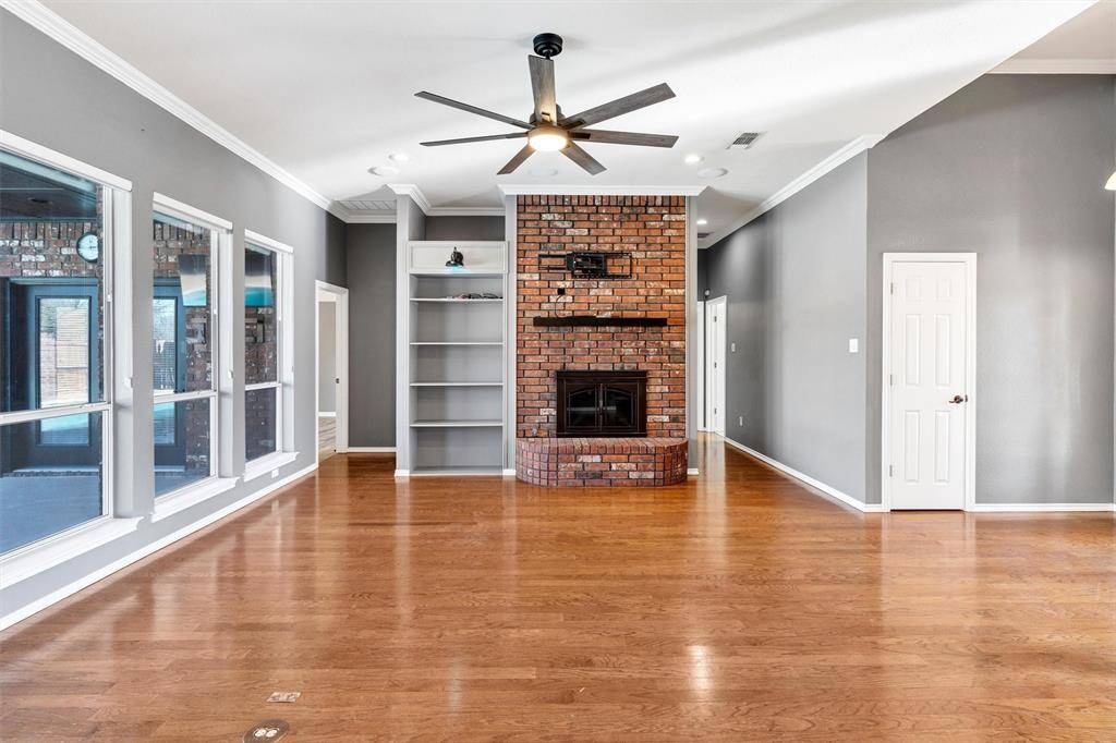 9219 Hanging Moss Drive, Granbury, TX 76049