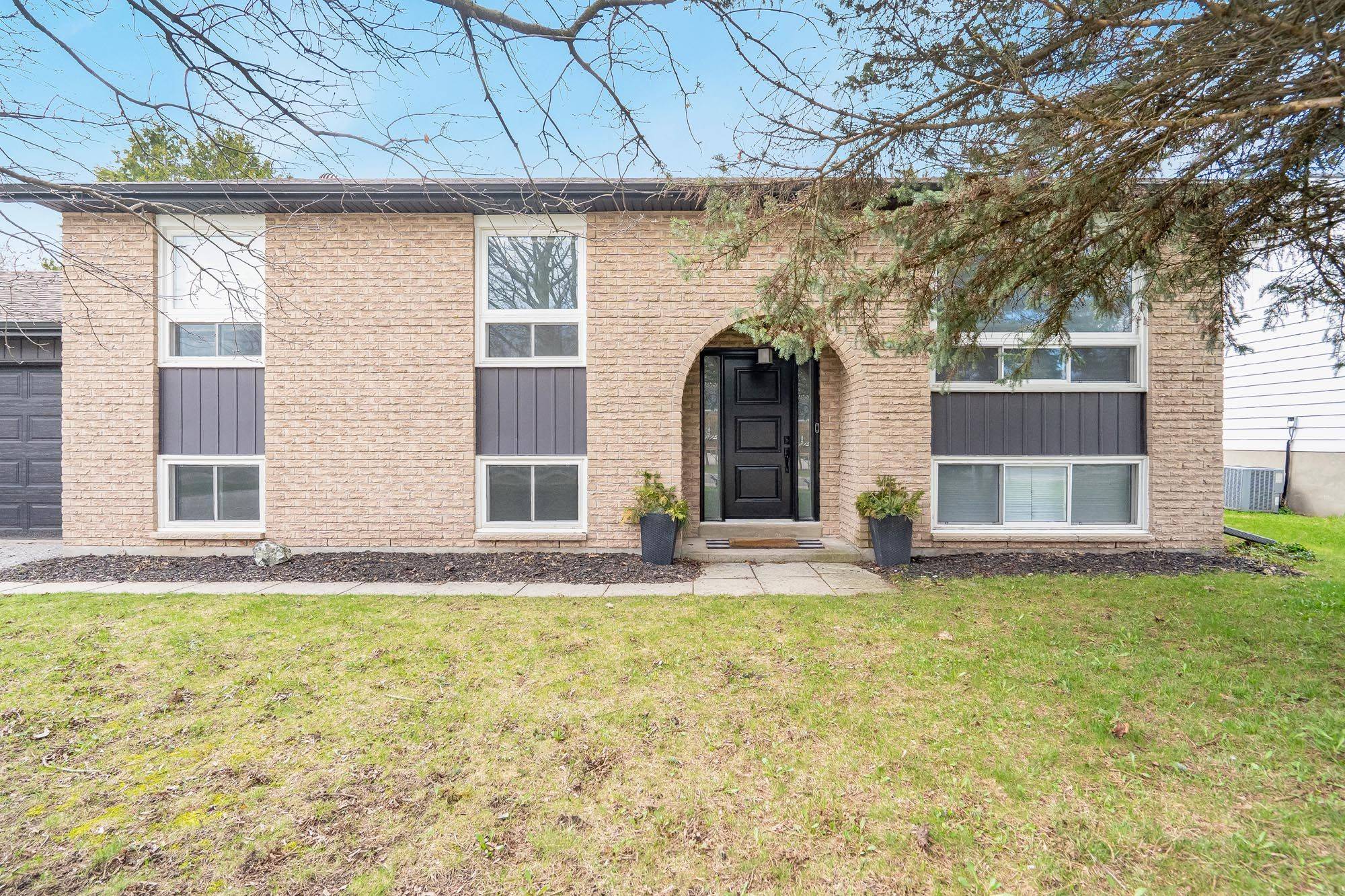 16 Wales AVE N, Adjala-tosorontio, ON L0M 1J0