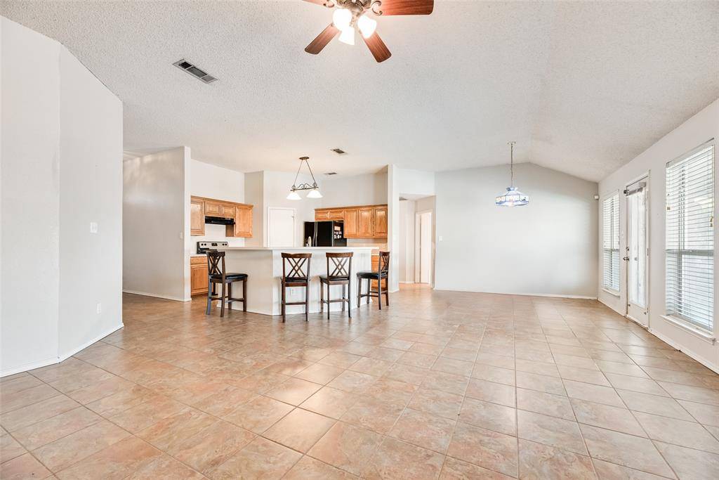 637 Manchester Drive, Mansfield, TX 76063