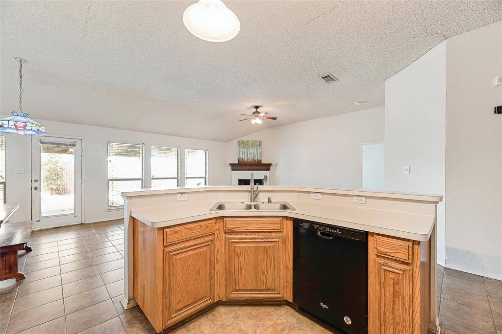 637 Manchester Drive, Mansfield, TX 76063