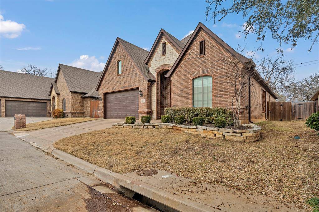 716 Crestridge Circle, Euless, TX 76040
