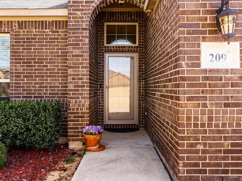 209 Emerald Creek Drive, Fort Worth, TX 76131