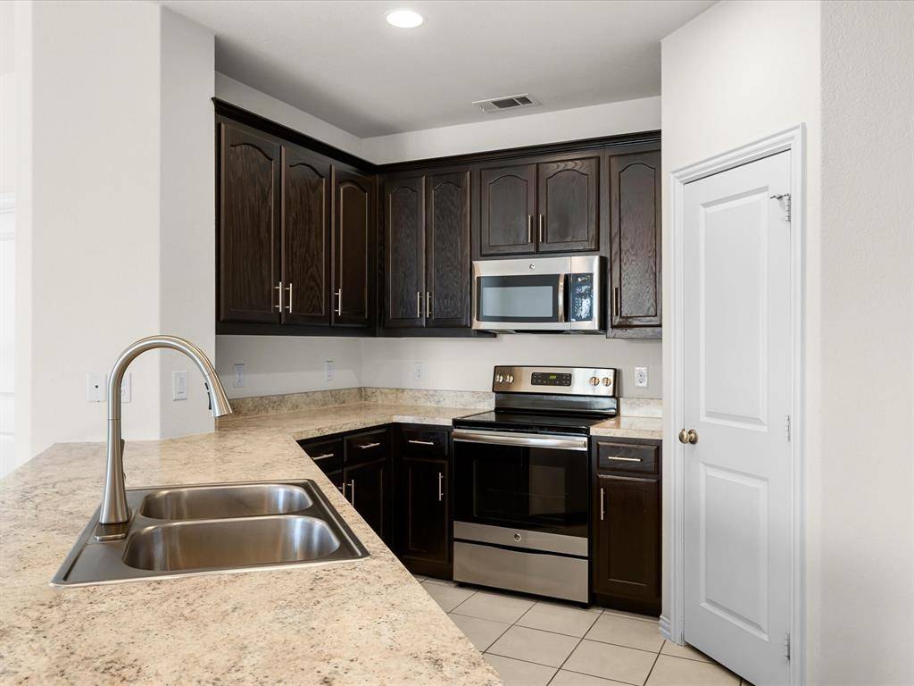 209 Emerald Creek Drive, Fort Worth, TX 76131