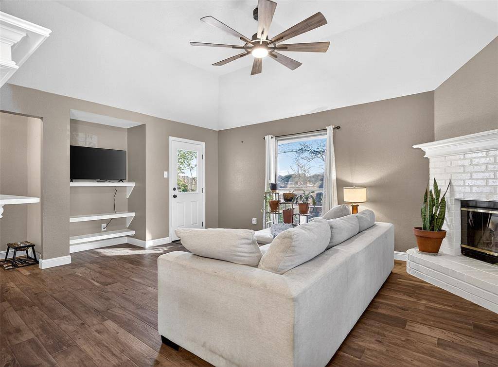 1006 Oakchase Court, Azle, TX 76020