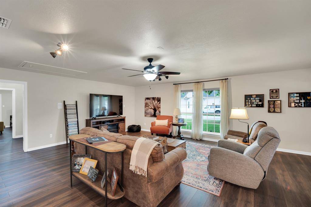 502 Main Street, Maypearl, TX 76064