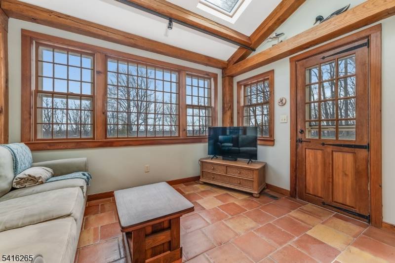 2 Driftway Dr, High Bridge Boro, NJ 08829