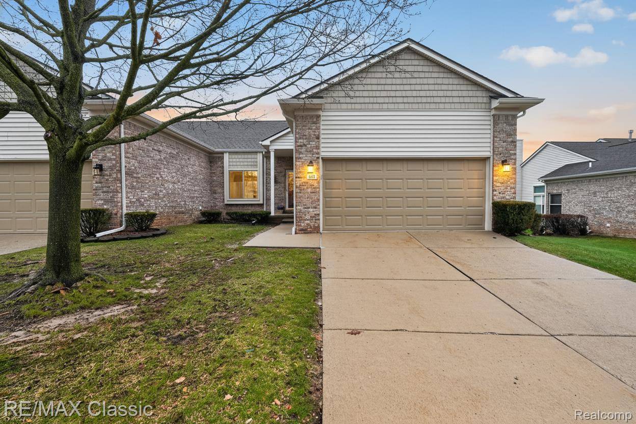 652 Woodside DR, Milford Village, MI 48381