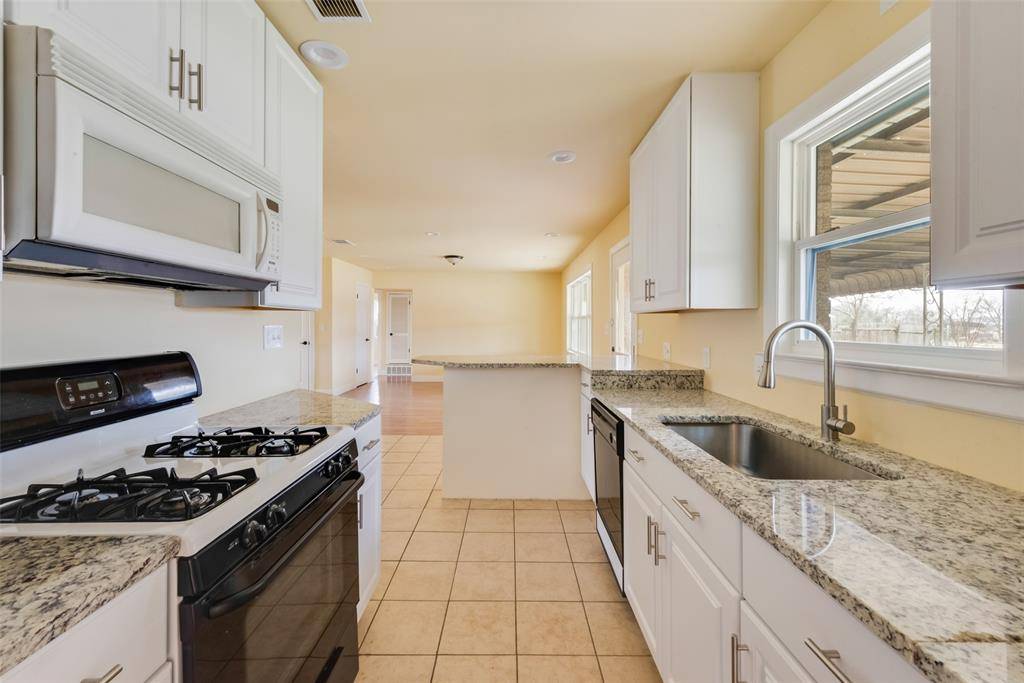 725 Meadowlark Circle, Crowley, TX 76036