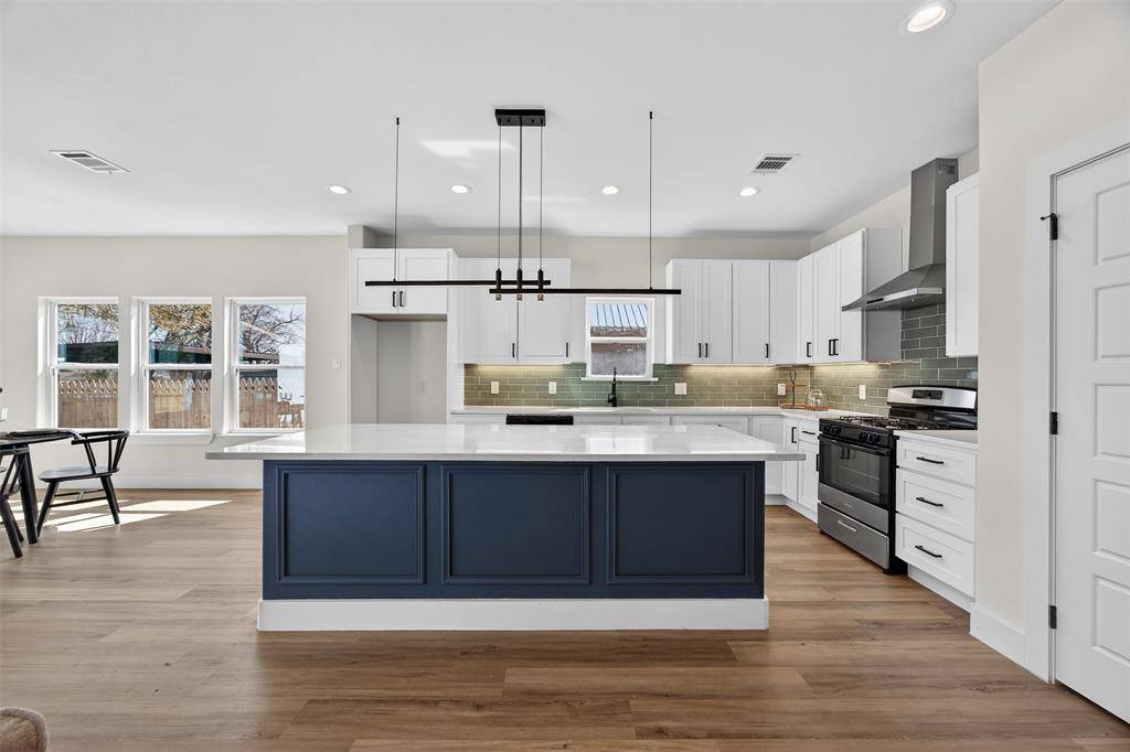 2705 S Jones Street, Fort Worth, TX 76104