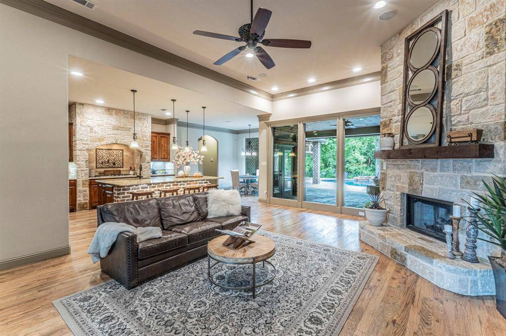 406 Waterlane Drive, Mansfield, TX 76063