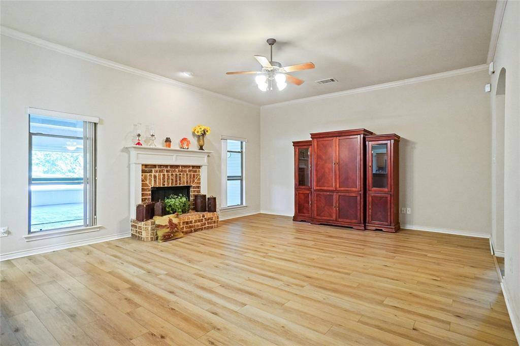 177 Lost Oak Drive, Azle, TX 76020