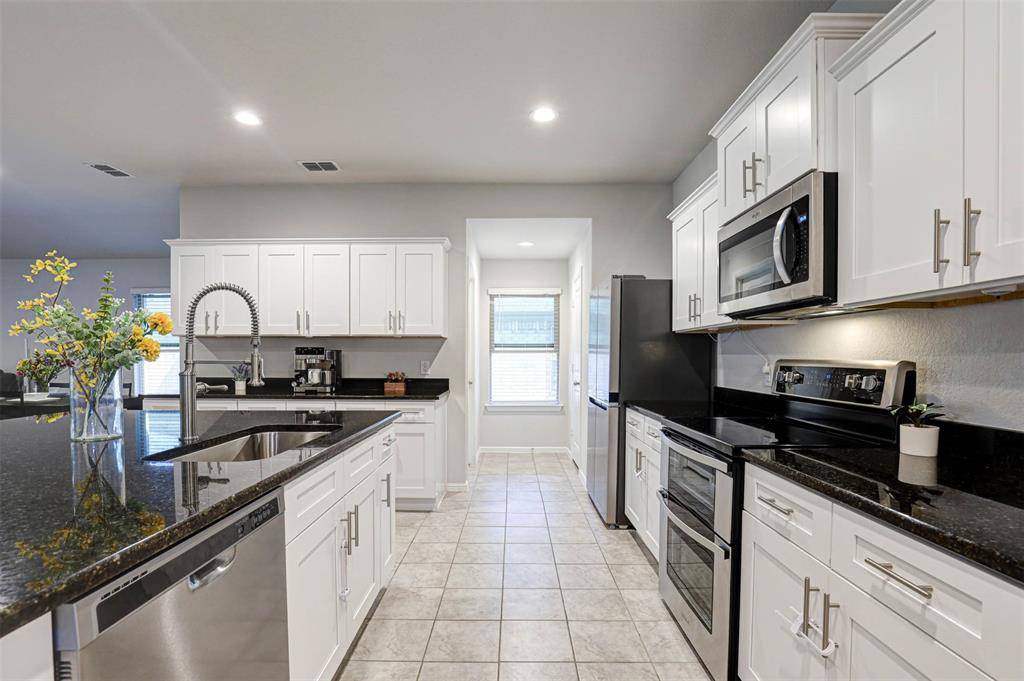 512 Amory Street, Azle, TX 76020