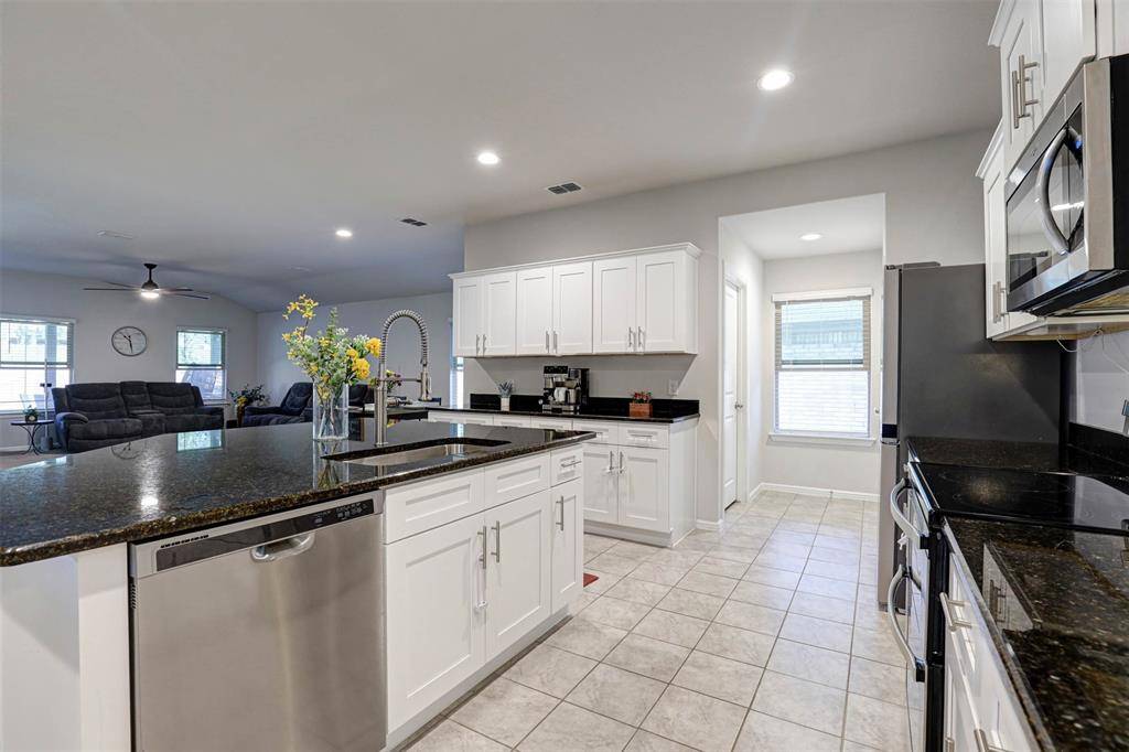 512 Amory Street, Azle, TX 76020