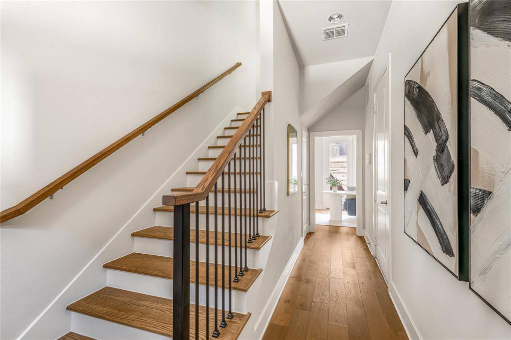 381 E Greenbriar Lane #401, Dallas, TX 75203