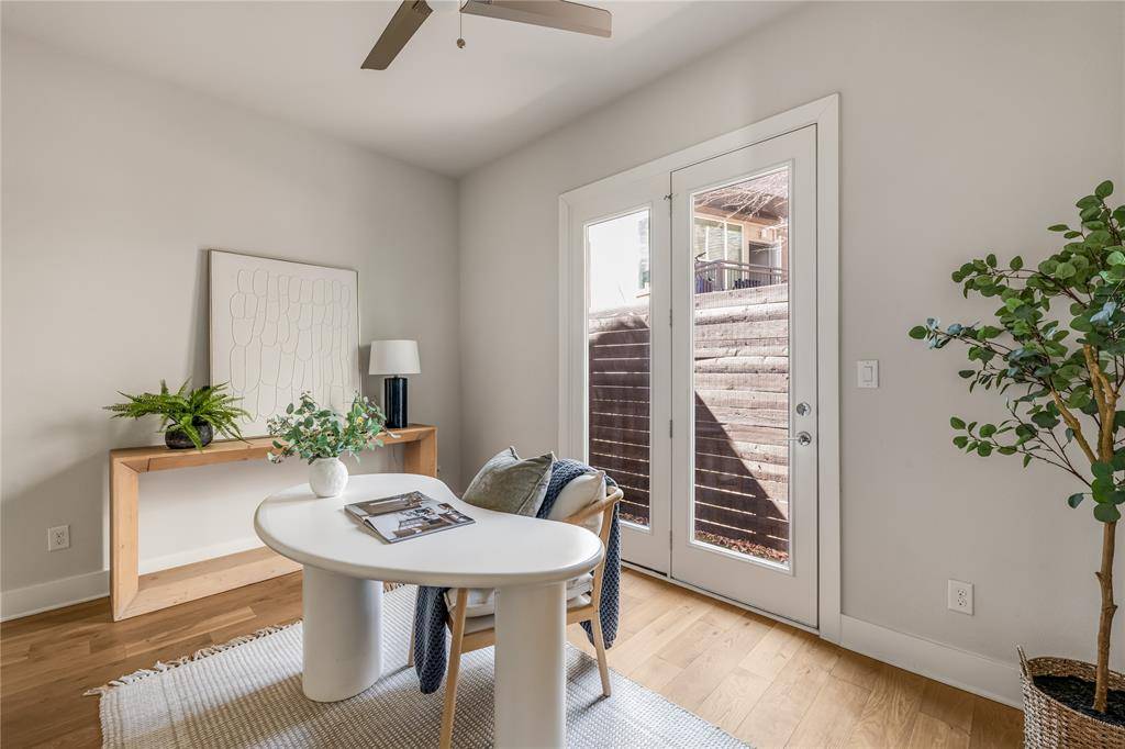 381 E Greenbriar Lane #401, Dallas, TX 75203