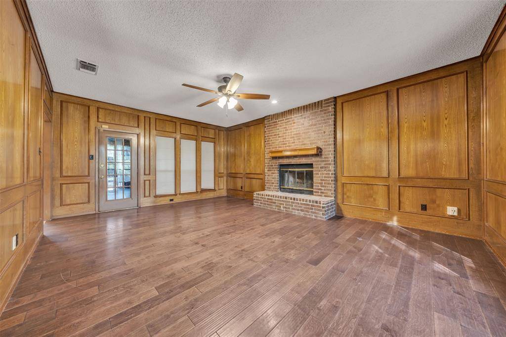 205 William Wallace Drive, Burleson, TX 76028