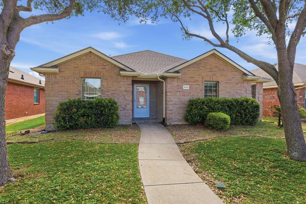 832 Clear Creek Drive, Desoto, TX 75115