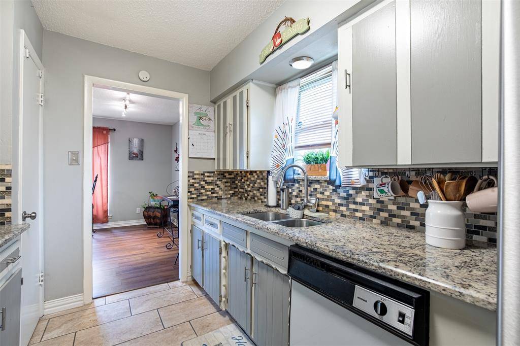 353 Brook Hollow Drive, Desoto, TX 75115