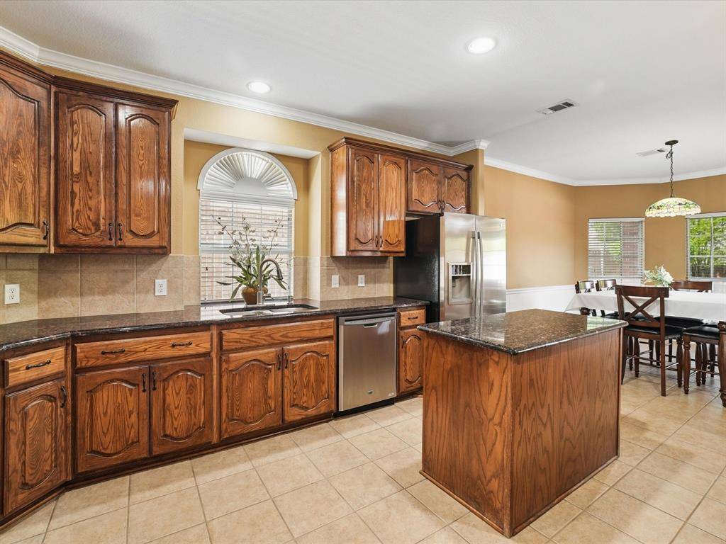 2824 Gillespie Lane, Grand Prairie, TX 75052