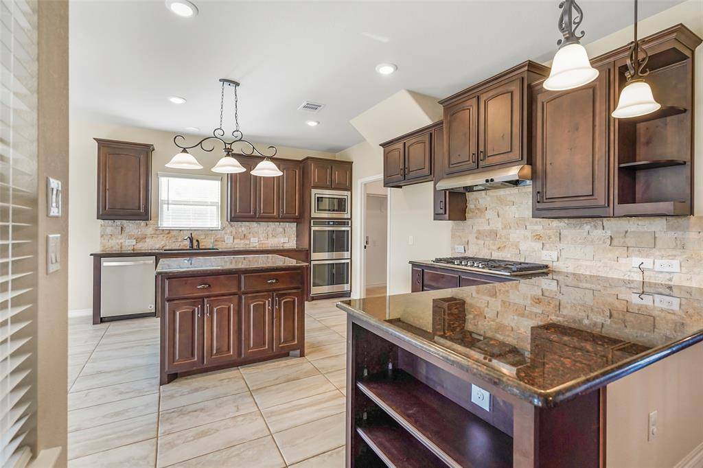 253 Cattlemans Trail, Saginaw, TX 76131