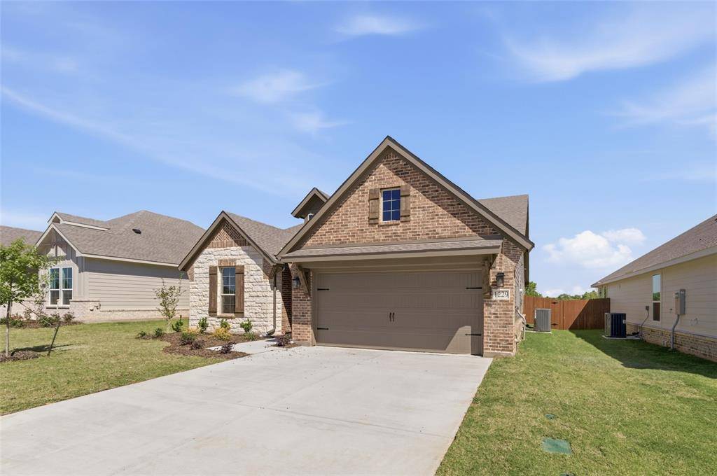 1229 Sabine River Lane, Springtown, TX 76082