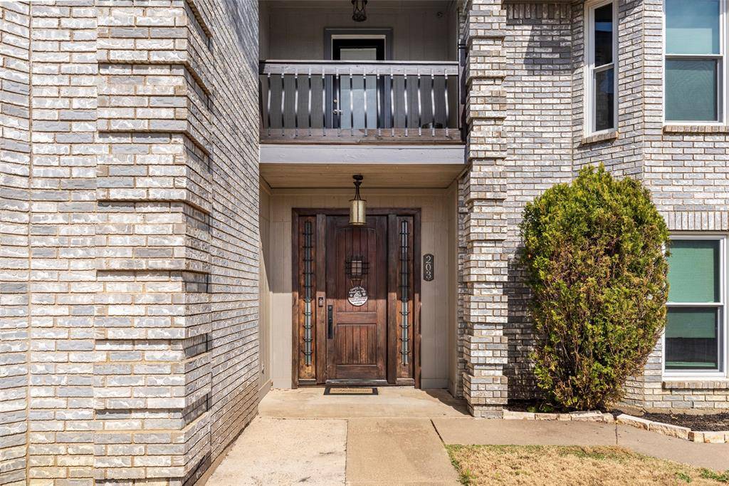 203 Hillside Drive, Kennedale, TX 76060
