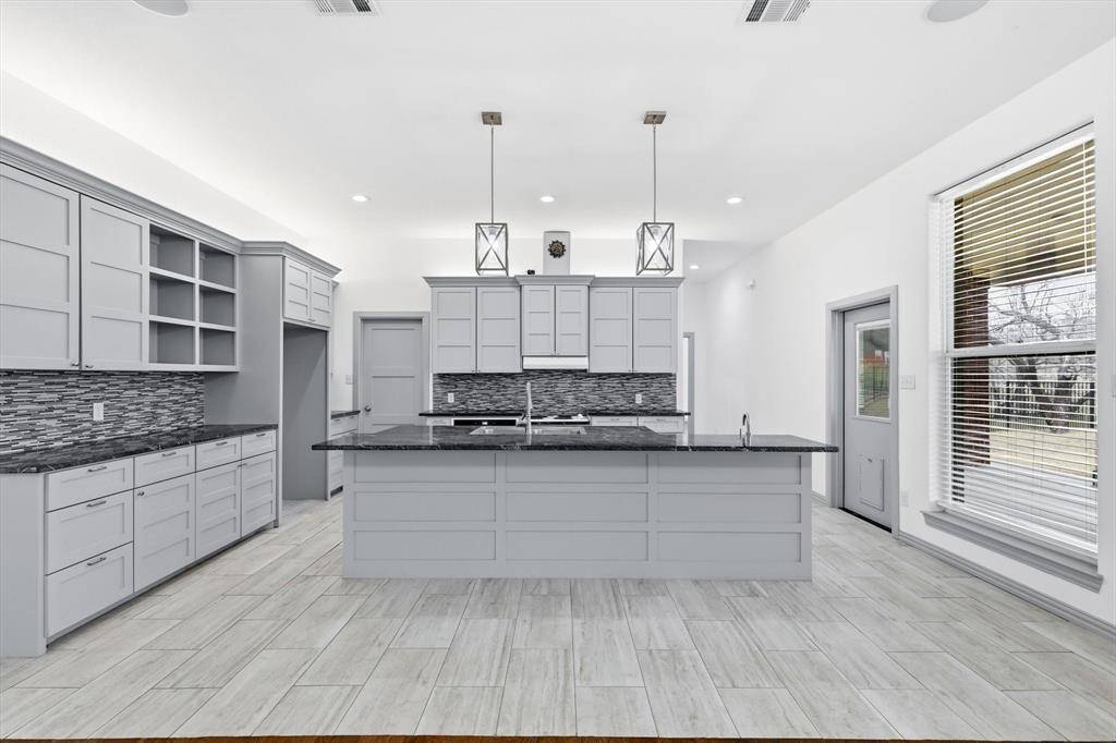 2541 Town View Drive, Cedar Hill, TX 75104