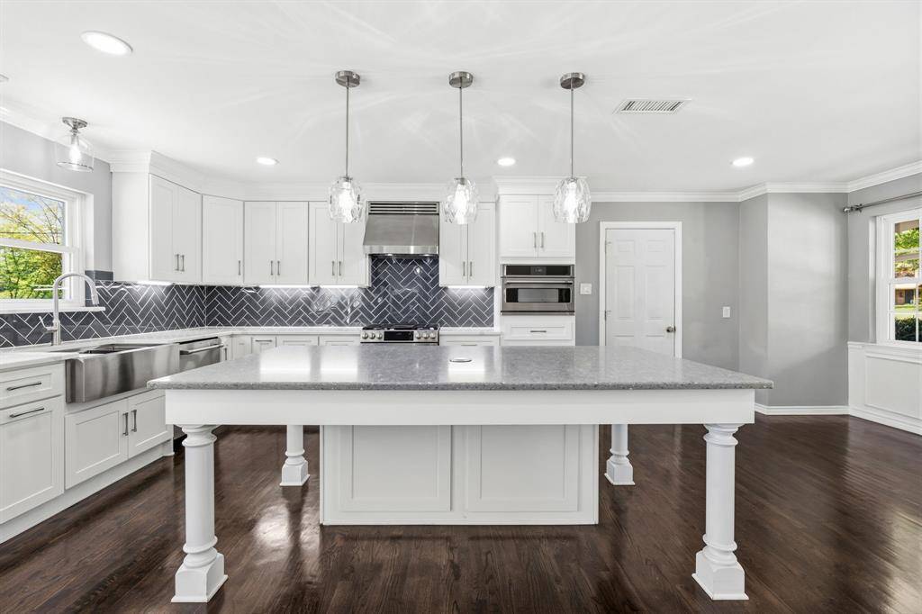 1636 W Red Bird Lane, Dallas, TX 75232