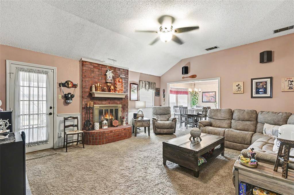 6056 Hillglen Drive, Watauga, TX 76148