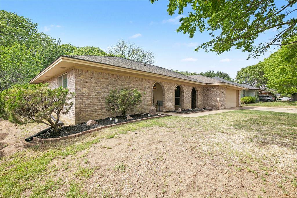 2805 Autumn Drive, Hurst, TX 76054