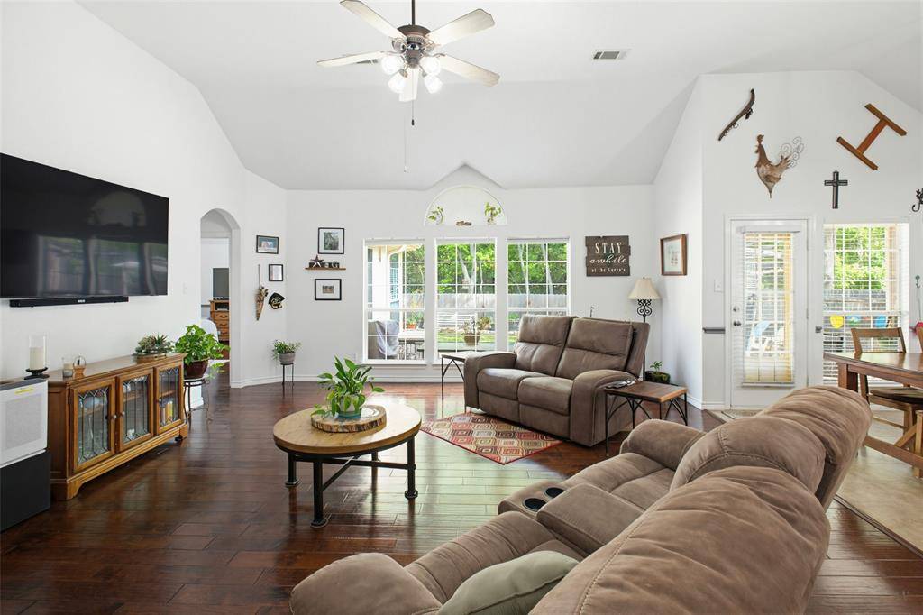 8 Whispering Bend Court, Mansfield, TX 76063