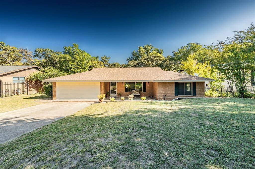 300 Shoreline Drive, Azle, TX 76020