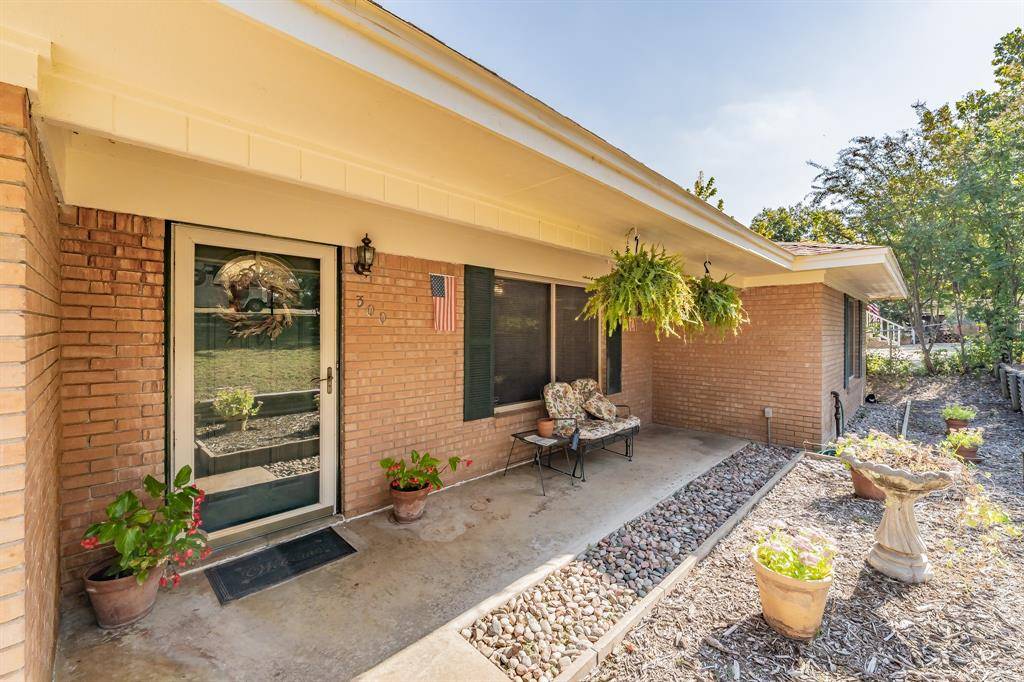 300 Shoreline Drive, Azle, TX 76020