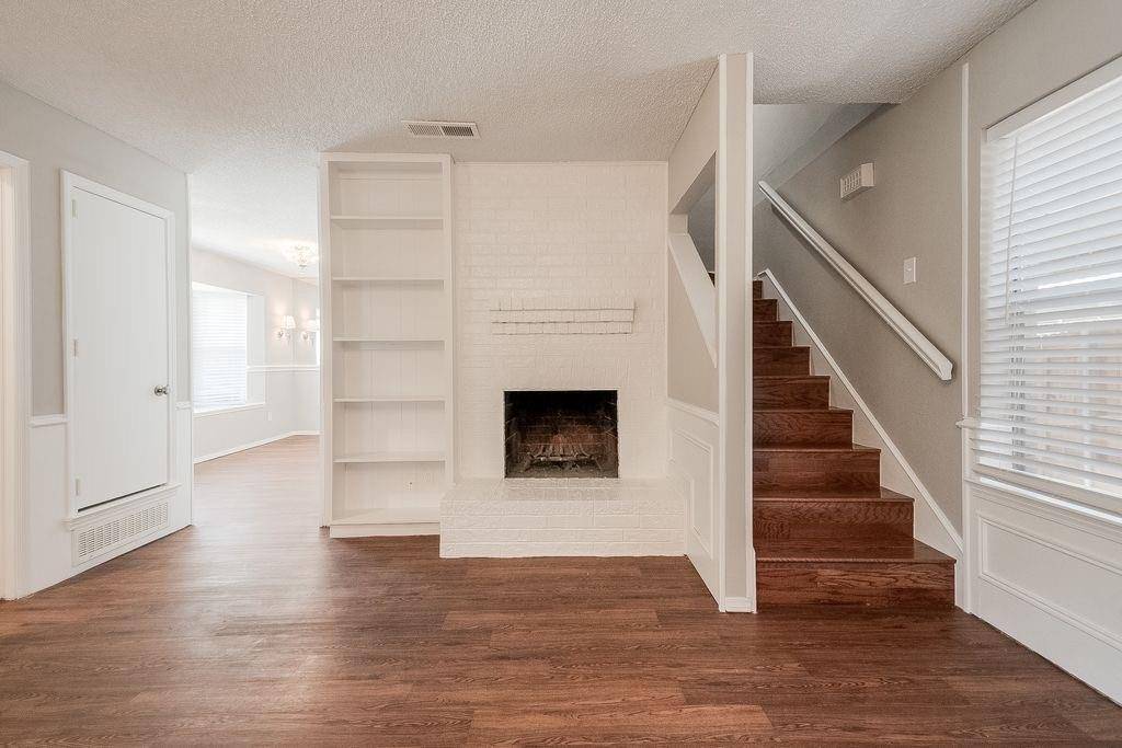 520 Pecan Acres Ct, Arlington, TX 76013